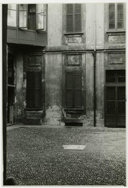 Milano - Via Manzoni 31 - Casa di abitazione - Cortile interno