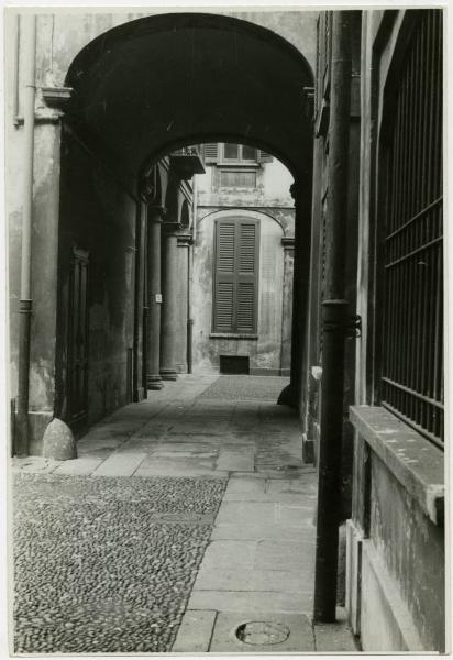 Milano - Via Manzoni 31 - Casa di abitazione - Cortile interno