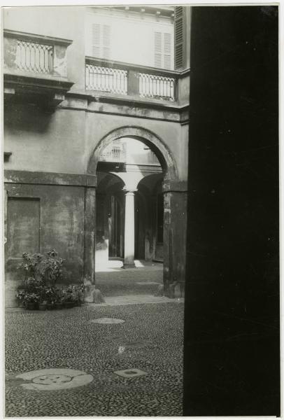 Milano - Via Manzoni 31 - Casa di abitazione - Cortile interno