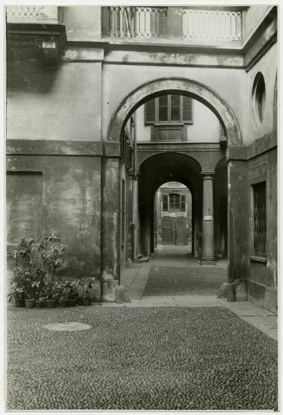 Milano - Via Manzoni 31 - Casa di abitazione - Cortile interno