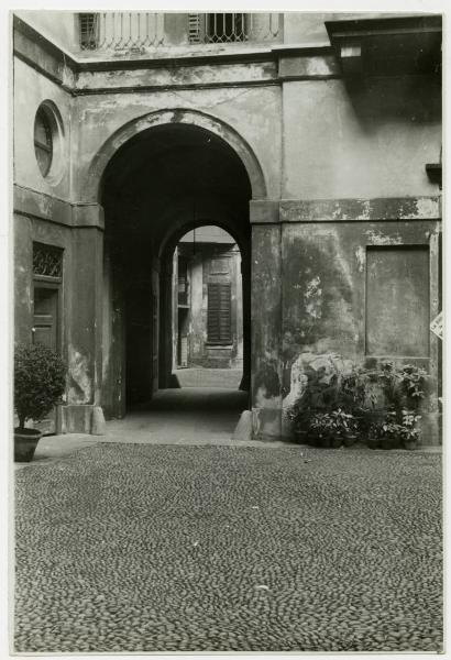 Milano - Via Manzoni 31 - Casa di abitazione - Cortile interno