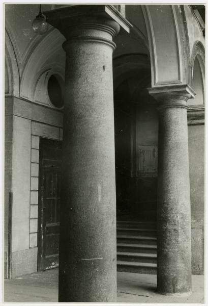 Milano - Via Manzoni 31 - Casa di abitazione - Cortile interno - Colonnato e scalone