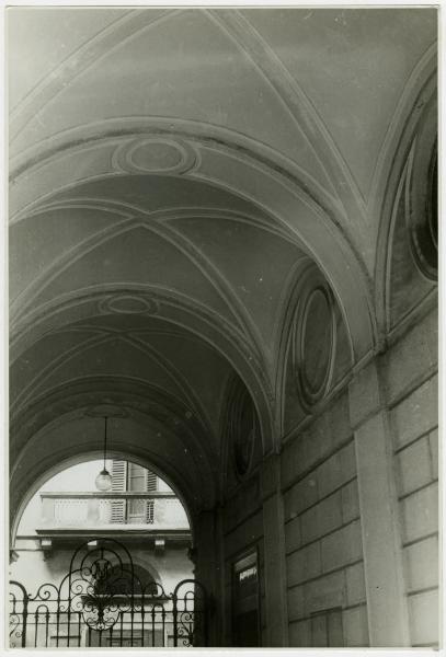 Milano - Via Manzoni 31 - Casa di abitazione - Cortile interno - Porticato d'ingresso