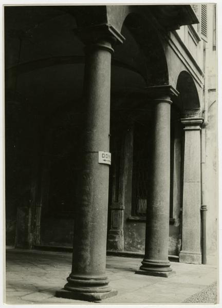 Milano - Via Manzoni 31 - Casa di abitazione - Cortile interno