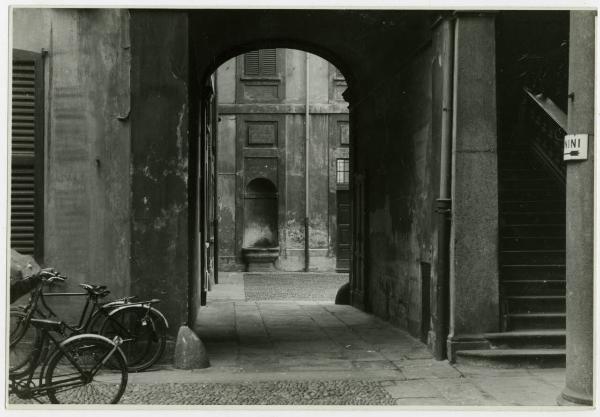 Milano - Via Manzoni 31 - Casa di abitazione - Cortile interno - Biciclette