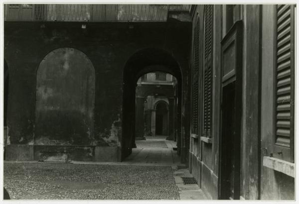 Milano - Via Manzoni 31 - Casa di abitazione - Cortile interno