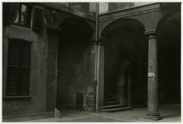 Milano - Via Manzoni 31 - Casa di abitazione - Cortile interno - Scalone