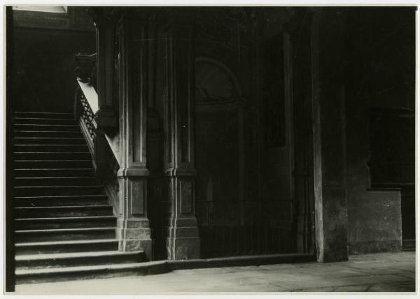 Milano - Via Manzoni 31 - Casa di abitazione - Cortile interno - Scalone