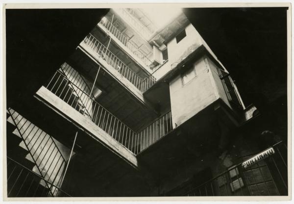 Milano - Via Paolo da Cannobio 15 - Casa di abitazione - Cortile interno