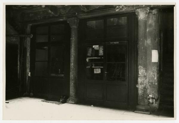 Milano - Via Paolo da Cannobio 21 - Casa di abitazione - Cortile interno - Portineria