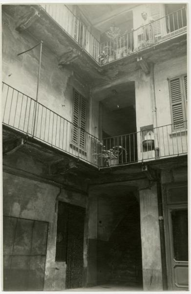 Milano - Via Paolo da Cannobio 23- Casa di abitazione - Cortile interno