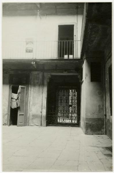 Milano - Via Paolo da Cannobio 23 - Casa di abitazione - Cortile interno