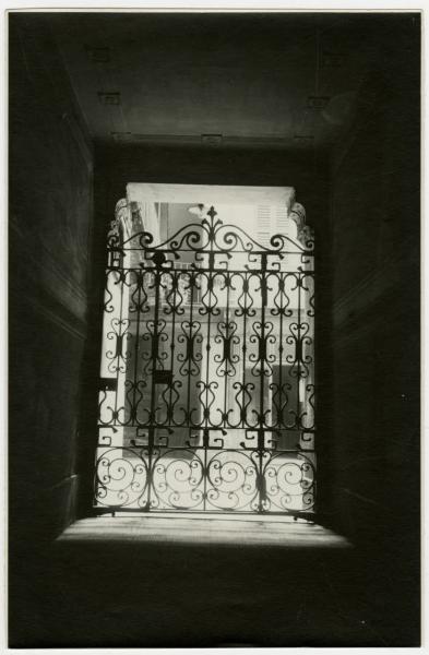 Milano - Via Paolo da Cannobio 23 - Casa di abitazione - Cortile interno - Cancello