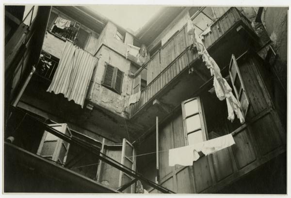 Milano - Via Pasquirolo 8 - Casa di abitazione - Cortile interno