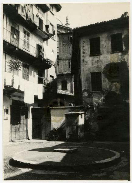 Milano - Via Pioppette 9-11 - Casa di abitazione - Cortile interno