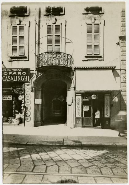 Milano - Corso di Porta Ticinese 32 - Casa di abitazione - Portale e insegne