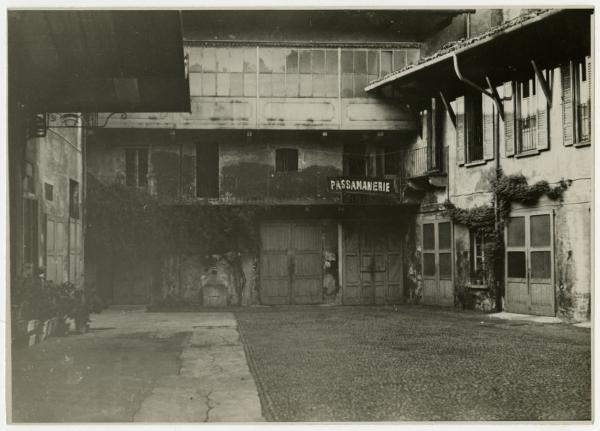 Milano - Vicolo Trignani 14 - Casa di abitazione - Cortile interno - Insegna di passamaneria