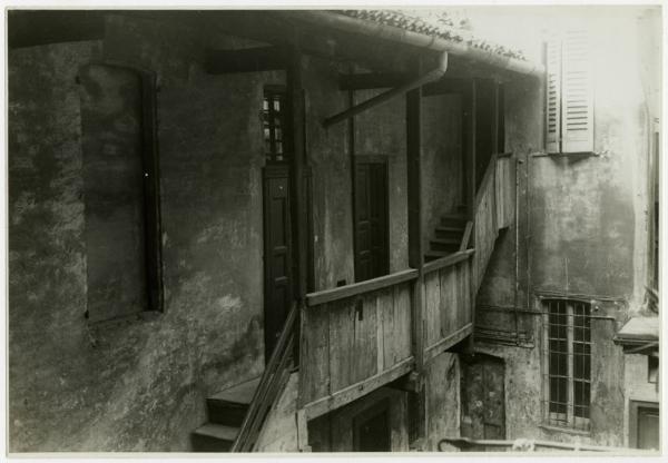 Milano - Vicolo Trignani 9 - Casa di abitazione - Cortile interno