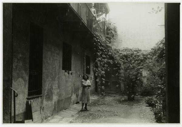 Milano - Vicolo Trignani 12 - Casa di abitazione - Cortile interno - Ragazza