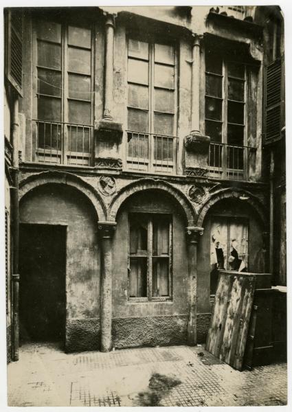 Milano - Via Torino 12 - Casa di abitazione - Cortile interno quattrocentesco