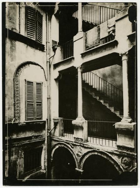 Milano - Via Torino 12 - Casa di abitazione - Cortile interno