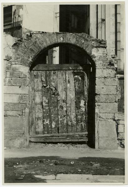 Milano - Via Visconti, angolo P.za Diaz - Portale romanico