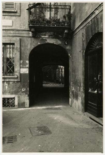 Milano - Via Zecca Vecchia - Casa di abitazione - Portale di ingresso - Insegna di un negozio di filati