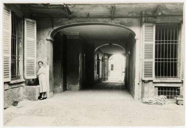 Milano - Via Zecca Vecchia - Casa di abitazione - Cortile - Donna al lavabo (?)