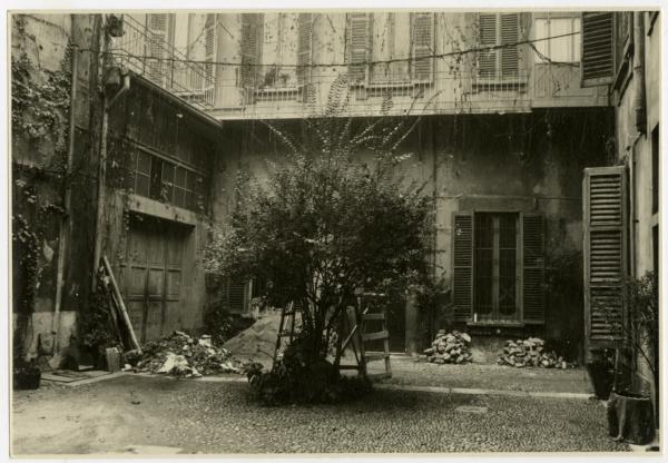 Milano - Via Zecca Vecchia - Casa di abitazione - Cortile - Cantiere