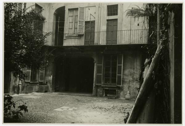 Milano - Via Zecca Vecchia - Casa di abitazione - Cortile