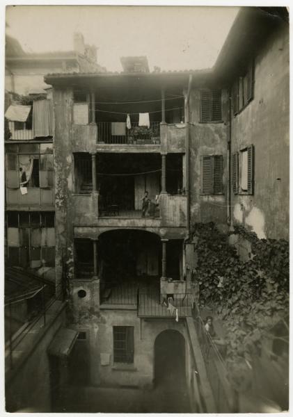 Milano - Via Zecca Vecchia - Casa di abitazione - Cortile interno