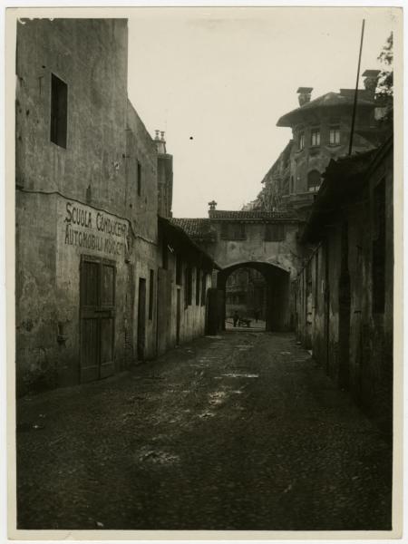 Milano - Via Cappuccini - Caseggiato - Insegna "Scuola conducenti automobili motocicli"