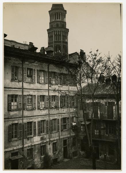 Milano - Via delle Ore, 8 - Casa degli Ostiarii - Cortile