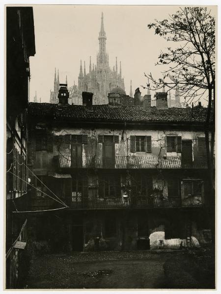 Milano - Via delle Ore, 8 - Casa degli Ostiarii - Cortile