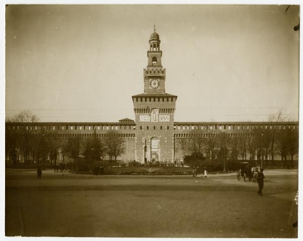 Milano - Castello Sforzesco - Facciata principale e Torre del Filarete