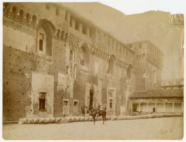 Milano - Castello Sforzesco - Fianco destro con la Ponticella di Lodovico il Moro e la Torre Falconiera, con alcuni militari