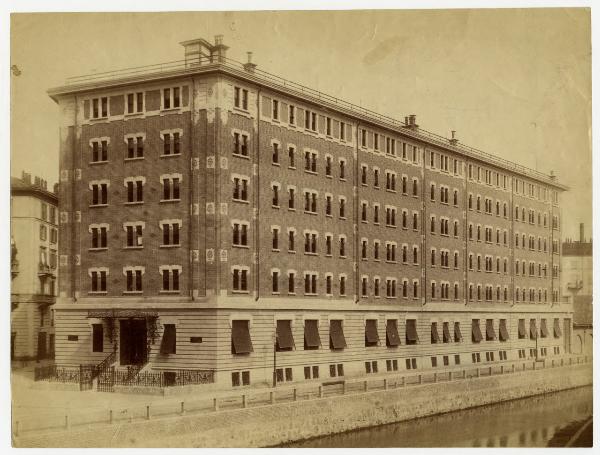 Milano - Via Conca del Naviglio - Albergo Popolare