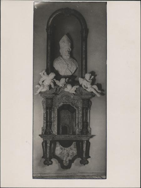 Monza - Villa Pallavicini Barbò (sede del Collegio della Guastalla) - Busto di S. Ambrogio e altarolo