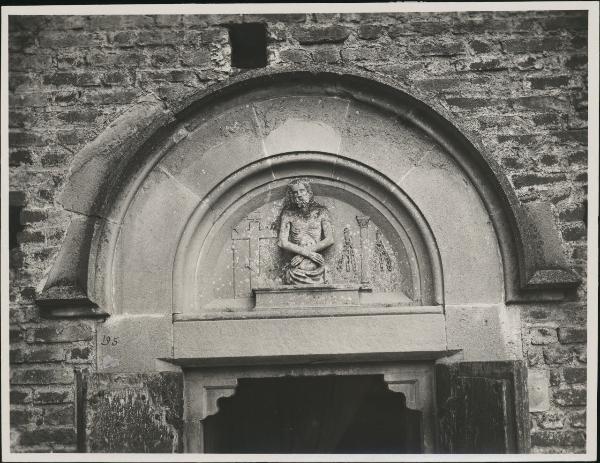 Lunetta a rilievo - Ecce homo - Castiglione Olona - Chiesa della Collegiata - Portale