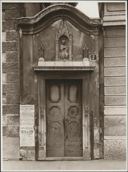 Milano - Chiesa di Santa Maria Podone - Portale laterale