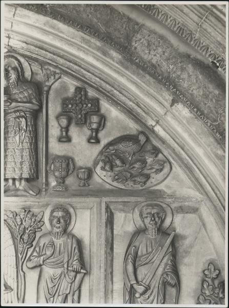 Rilievo - Chioccia con i pulcini e Croce di Berengario - Monza - Duomo - Portale maggiore - Lunetta