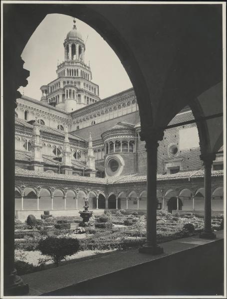 Certosa di Pavia - Chiostro piccolo - Lato sinistro e tiburio della chiesa