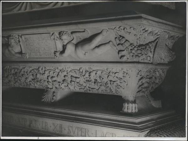 Monumento funebre - Monumento funebre di Daniele e Francesco Birago (particolare dell'urna) - Andrea Fusina - Milano - Chiesa di Santa Maria della Passione