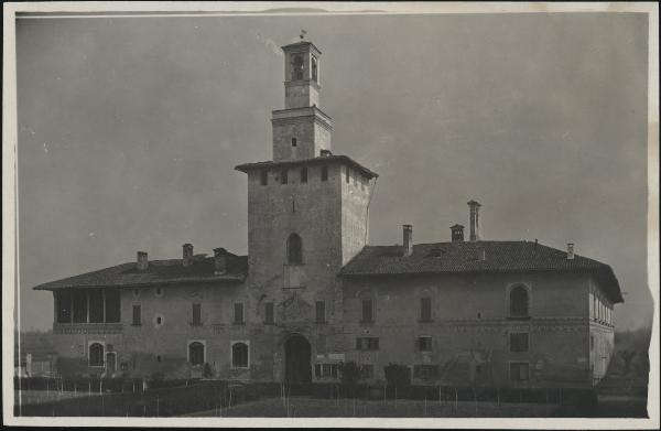 Cusago - Castello - Facciata con torre - Veduta da piazza Soncino