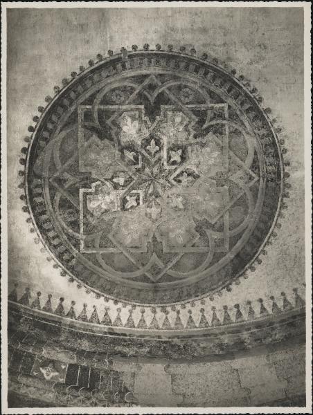 Dipinto murale - Motivo geometrico con gigli - Como - Basilica di S. Abbondio - Abside - Lunetta