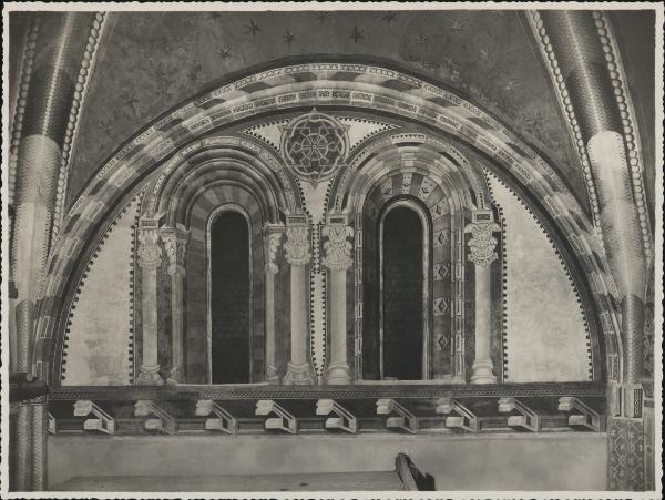Dipinto murale - Motivi architettonici e geometrici - Como - Basilica di S. Abbondio - Abside - Lunetta