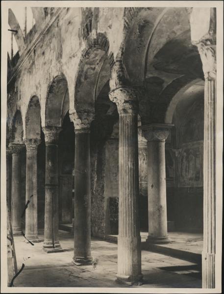 Brescia - Chiesa di S. Salvatore - Interno - Esposizione di frammenti lapidei