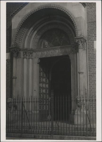 Milano - Basilica di S. Eustorgio - Portale maggiore