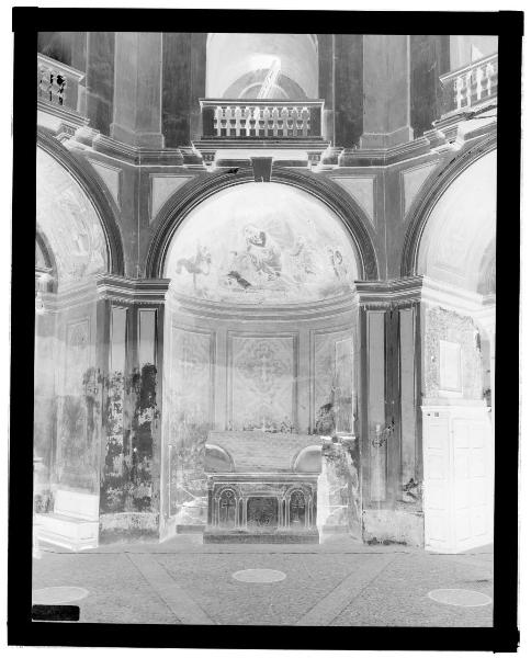 Milano - Basilica di S. Lorenzo Maggiore - Cappella di S. Aquilino - Interno - Sarcofago in una nicchia