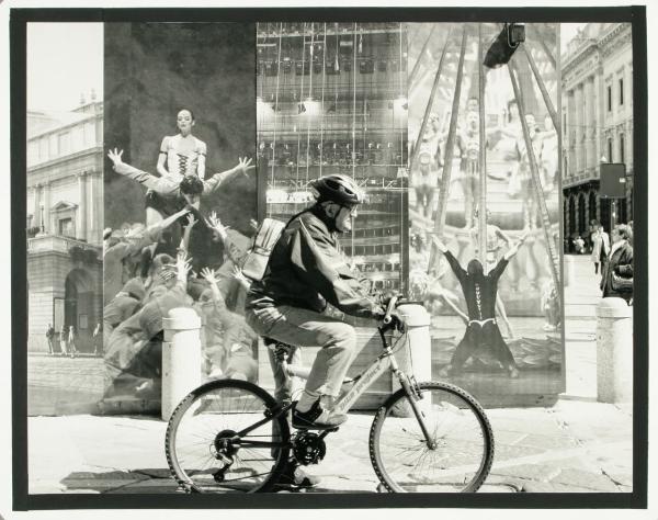 Milano - Piazza Scala - Uomo anziano in bici